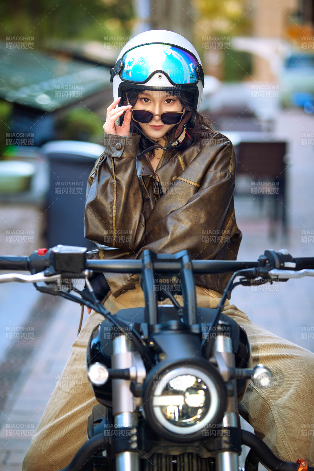 骑在复古摩托车上的亚洲美女图片