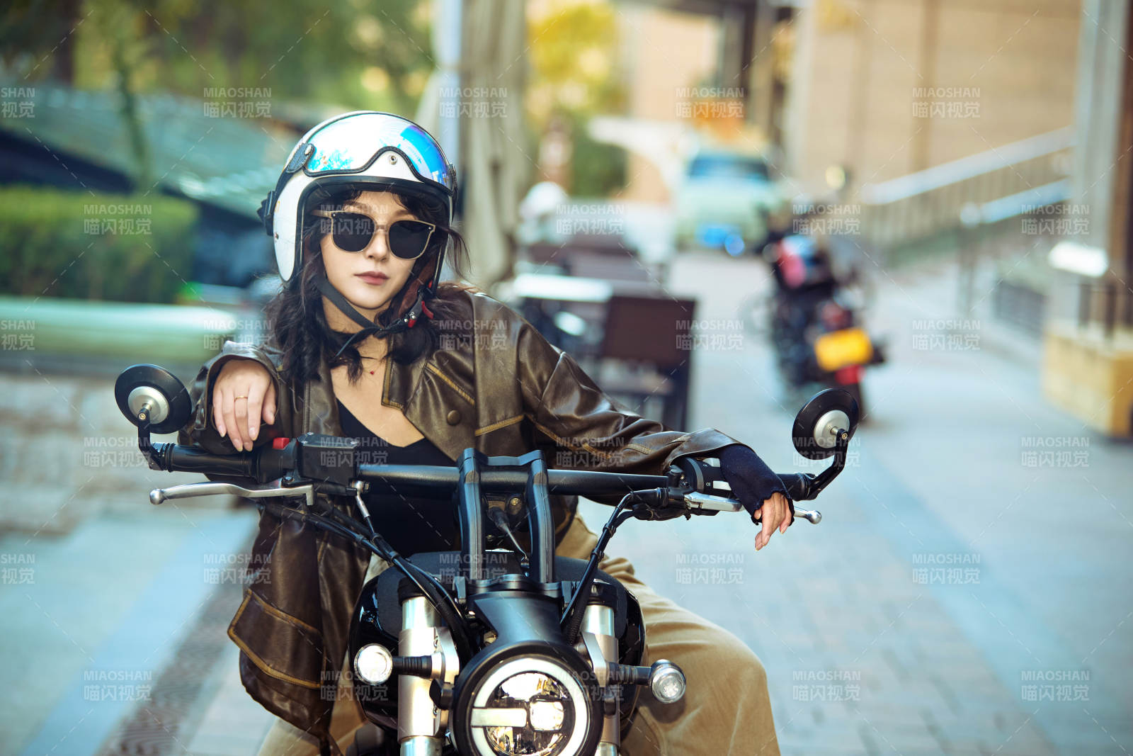骑在复古摩托车上的亚洲美女图片
