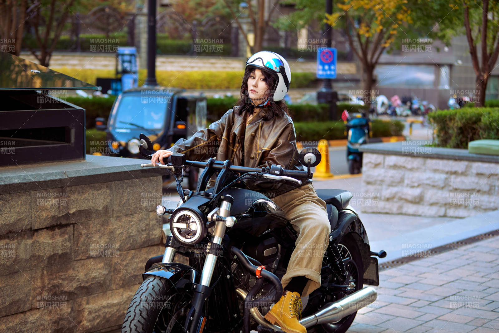 骑在复古摩托车上的亚洲美女图片