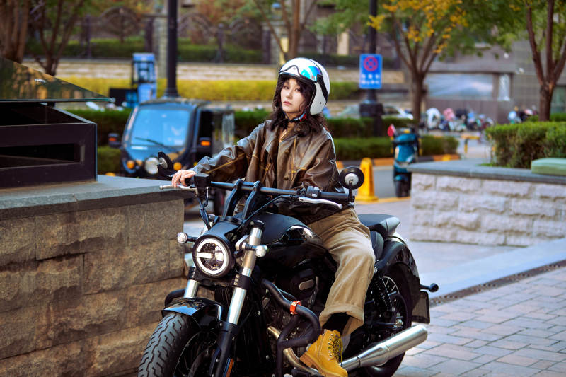 骑在复古摩托车上的亚洲美女图片