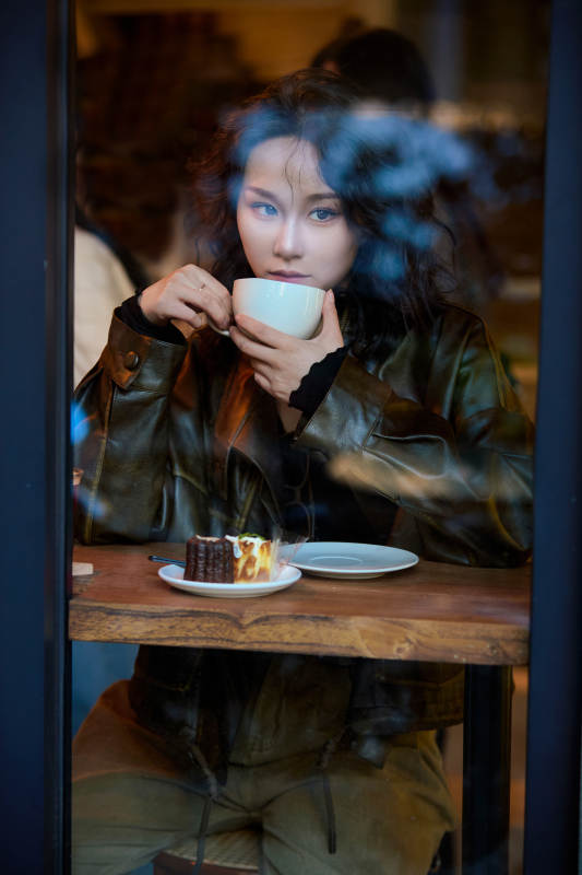 坐在咖啡店里享受咖啡下午茶的美女图片