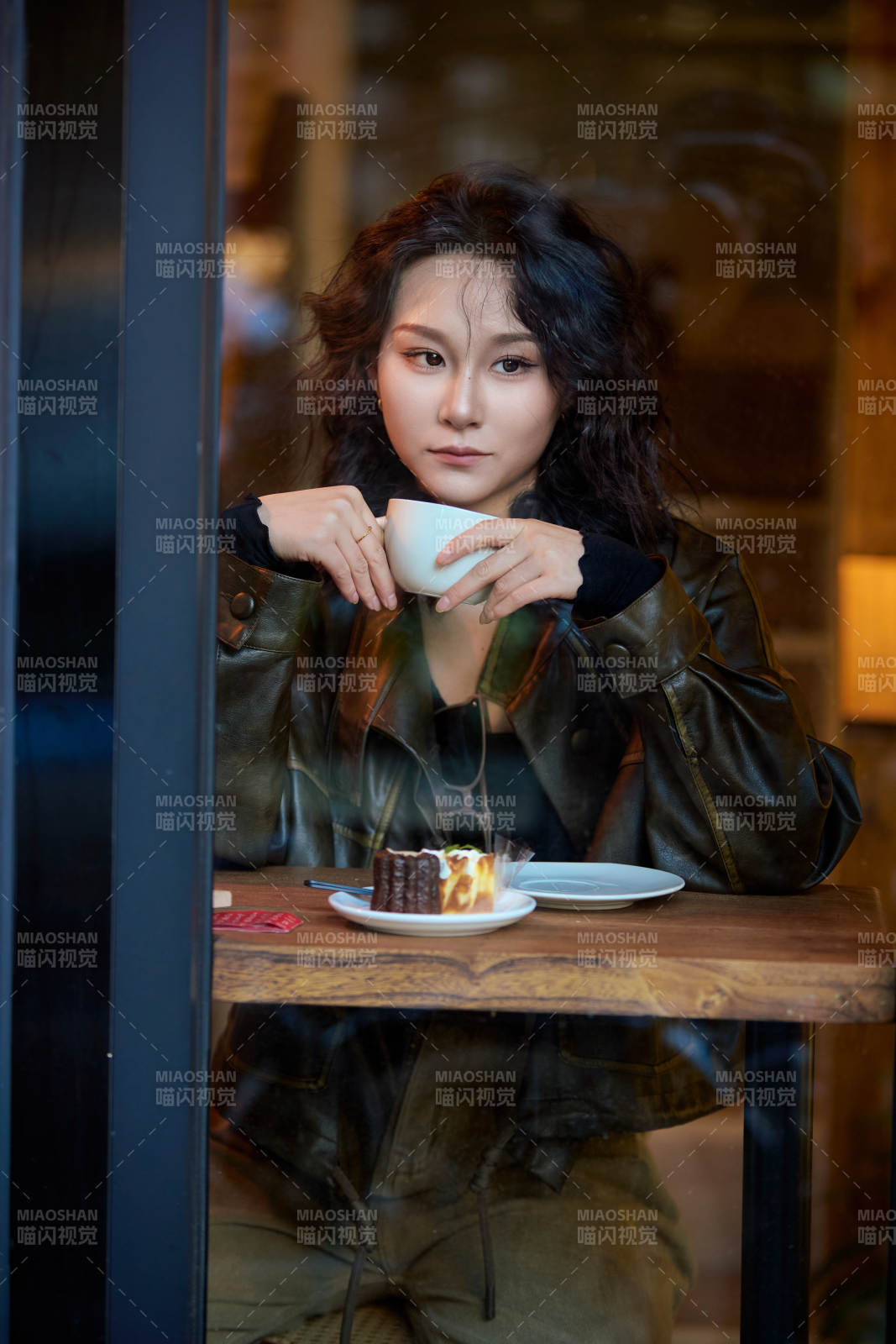 坐在咖啡店里享受咖啡下午茶的美女图片