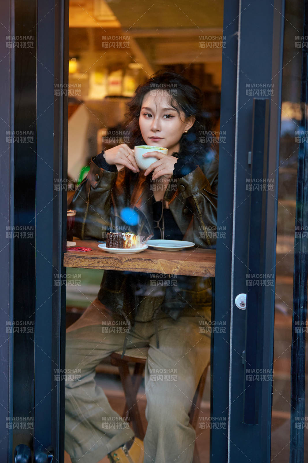 坐在咖啡店里享受咖啡下午茶的美女图片