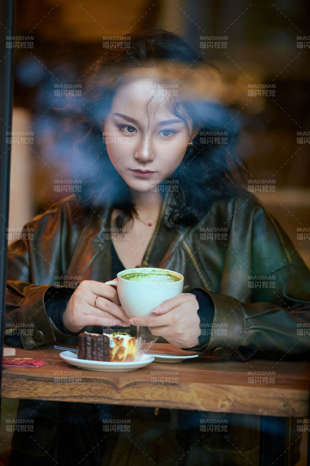 坐在咖啡店里享受咖啡下午茶的美女图片