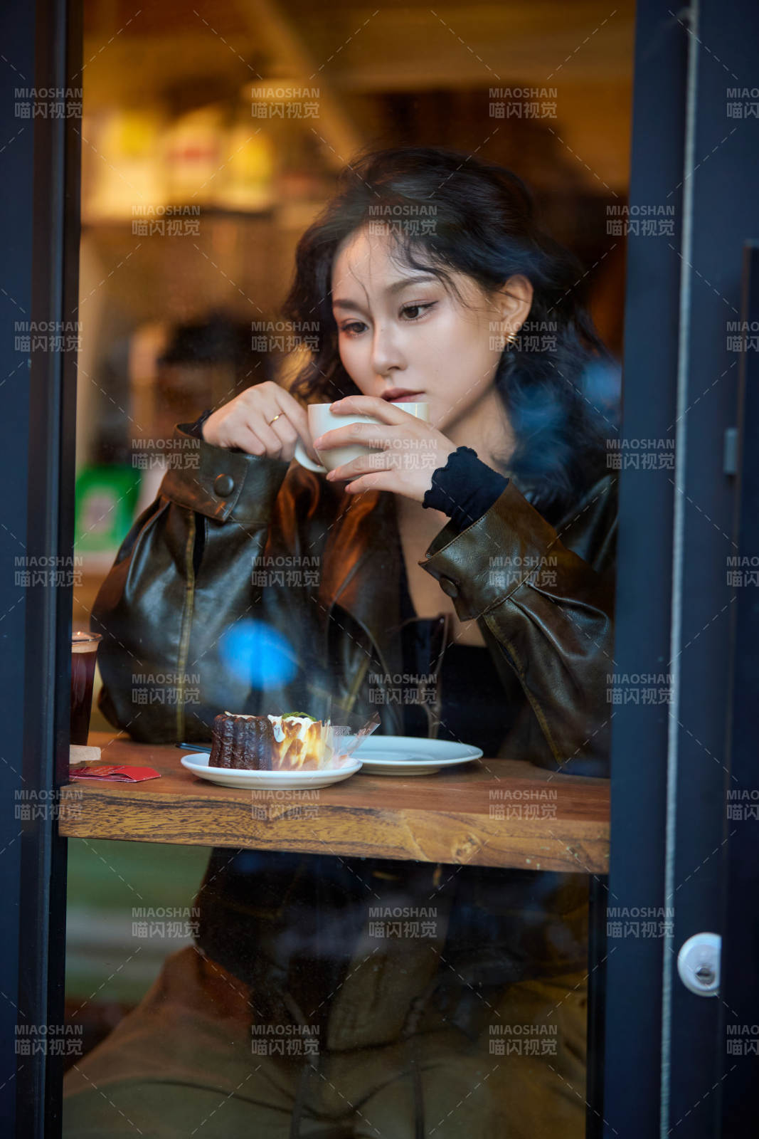 坐在咖啡店里享受咖啡下午茶的美女图片