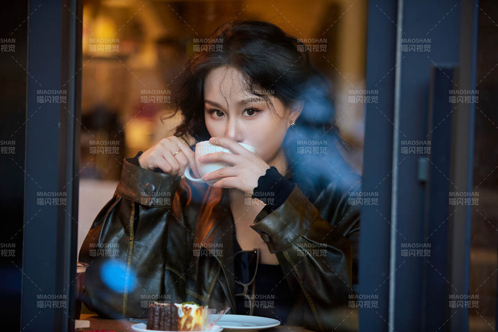 坐在咖啡店里享受咖啡下午茶的美女图片