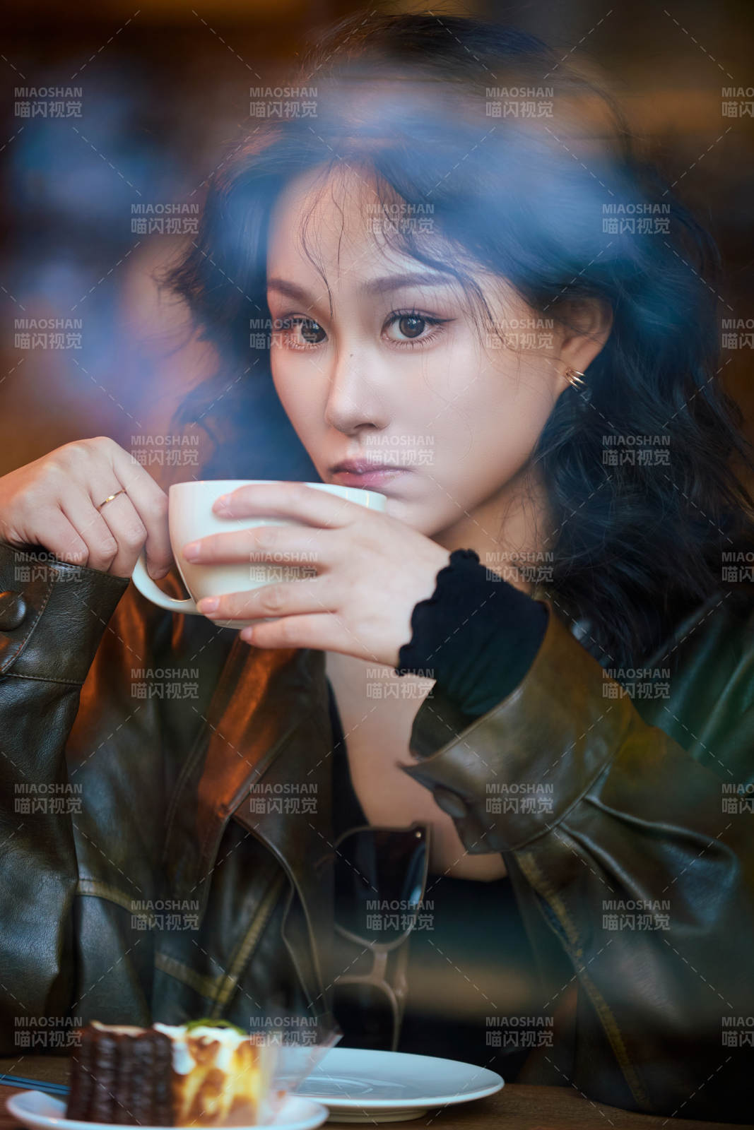 坐在咖啡店里享受咖啡下午茶的美女图片