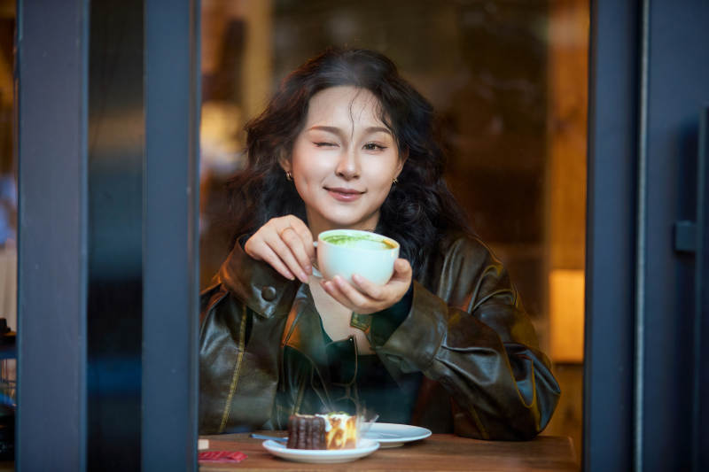 坐在咖啡店里享受咖啡下午茶的美女图片