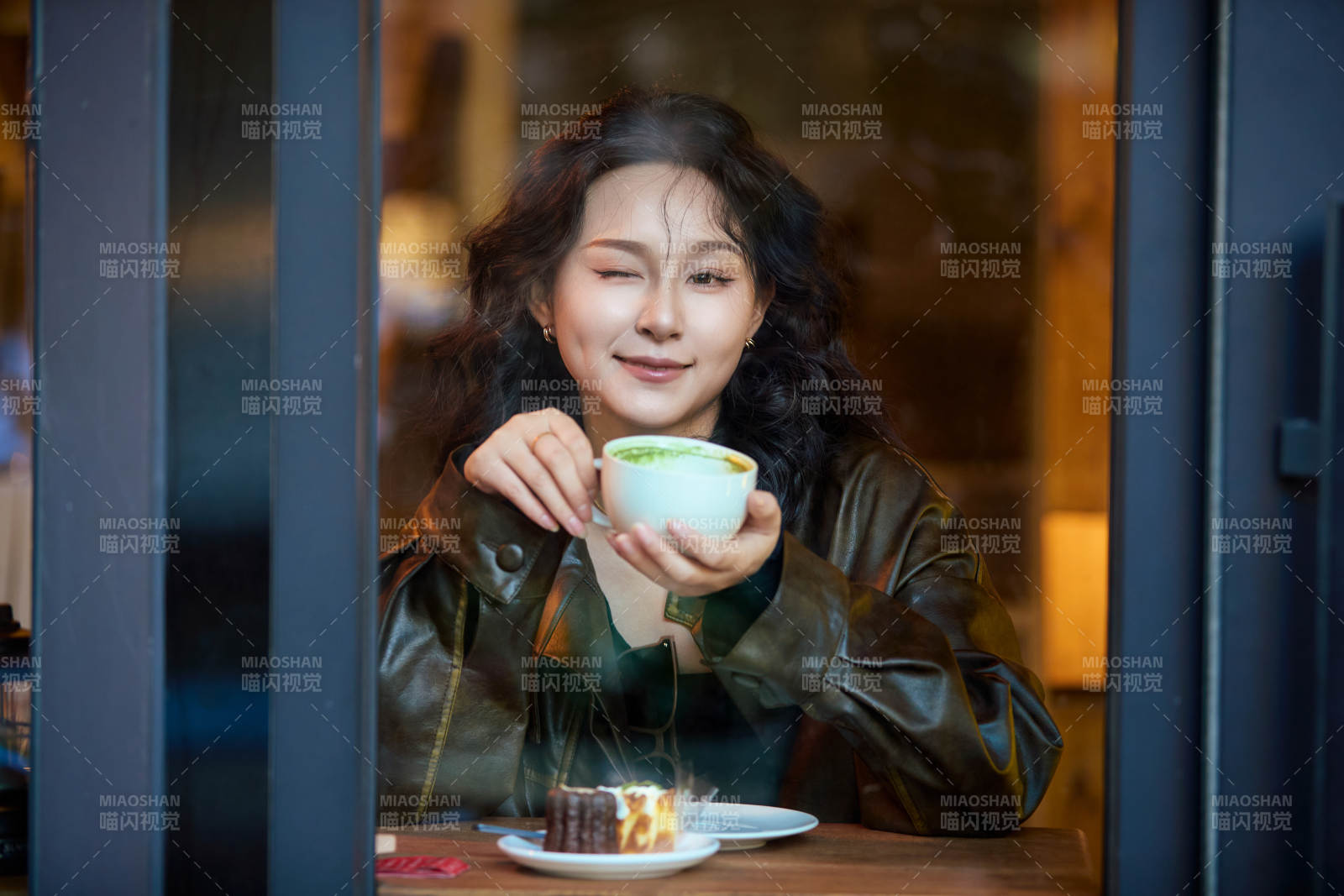 坐在咖啡店里享受咖啡下午茶的美女图片