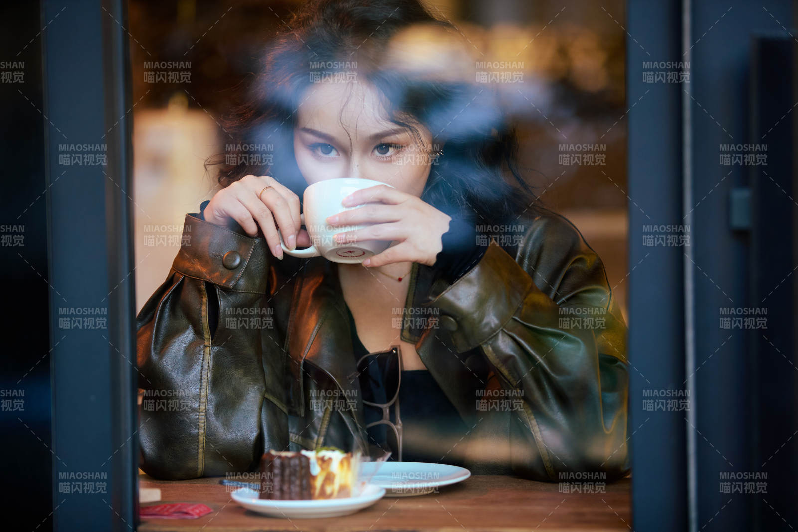 坐在咖啡店里享受咖啡下午茶的美女图片