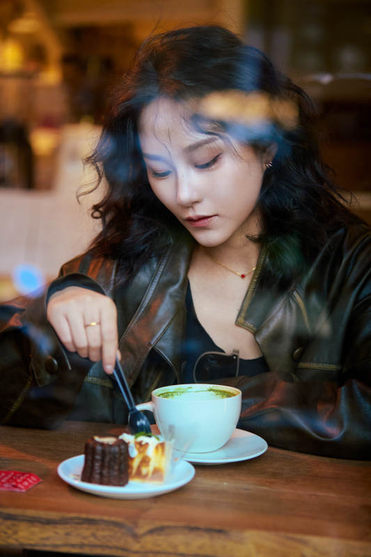 坐在咖啡店里享受咖啡下午茶的美女图片