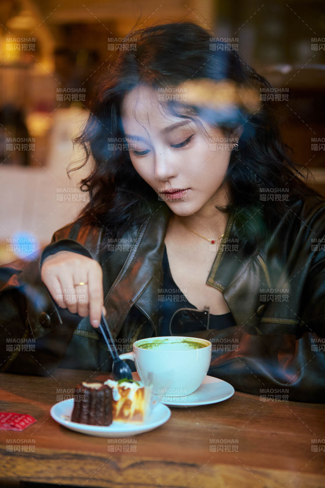 坐在咖啡店里享受咖啡下午茶的美女图片