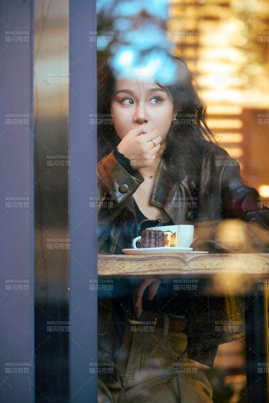 坐在咖啡店里享受咖啡下午茶的美女图片