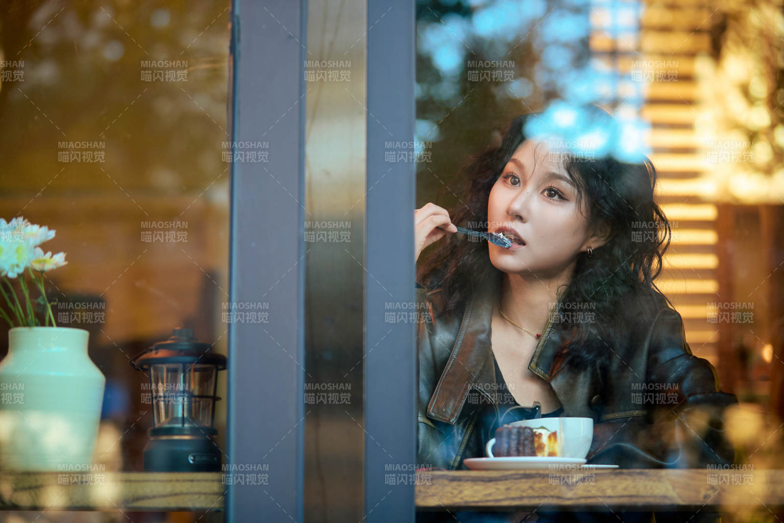 坐在咖啡店里享受咖啡下午茶的美女图片