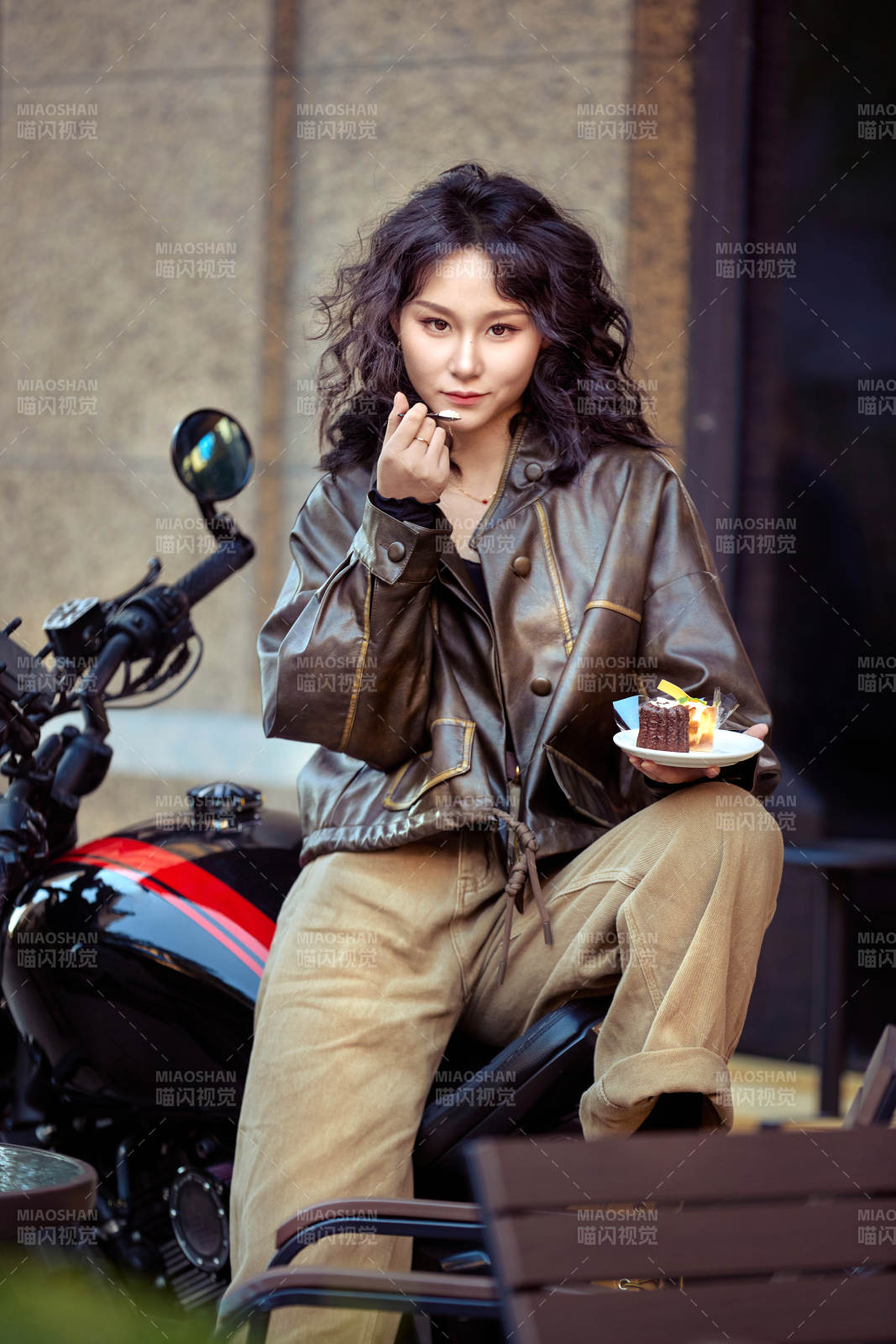 户外在复古机车上品尝甜点的亚洲美女图片