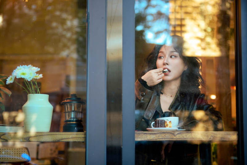 坐在咖啡店里享受咖啡下午茶的美女图片