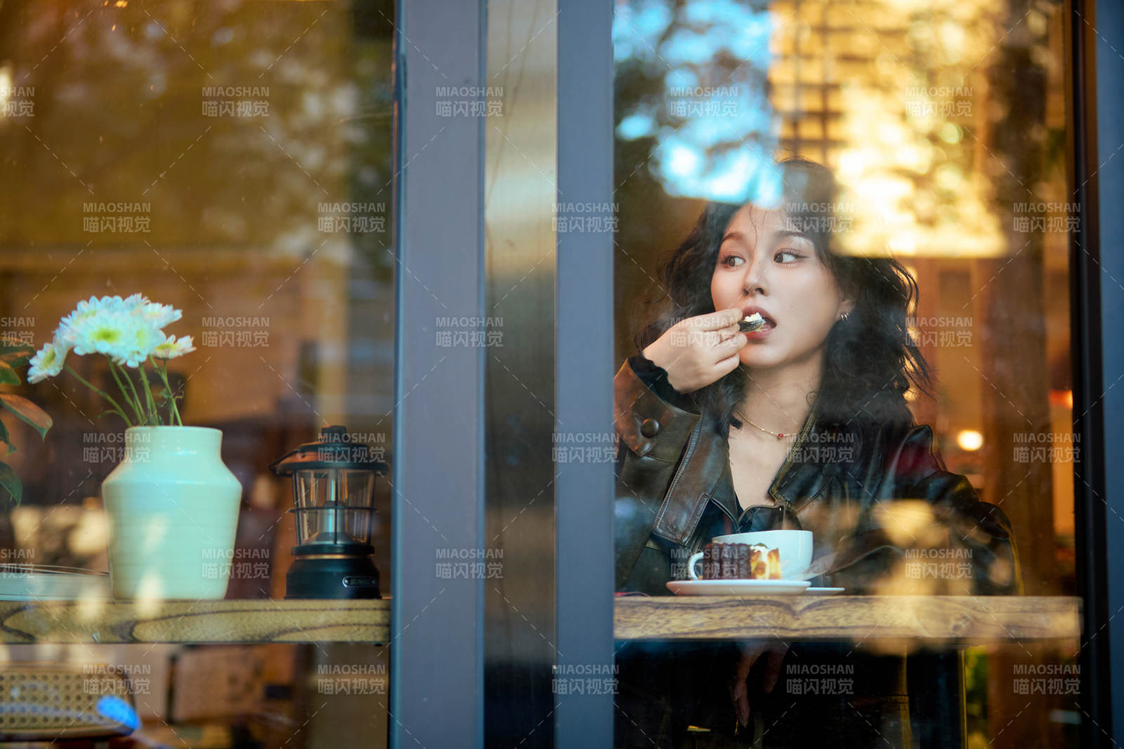 坐在咖啡店里享受咖啡下午茶的美女图片