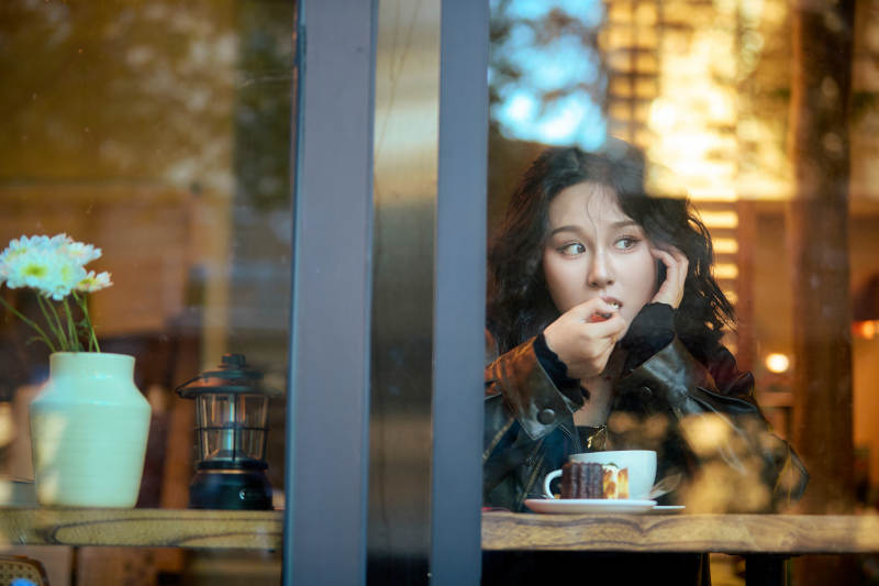 坐在咖啡店里享受咖啡下午茶的美女图片