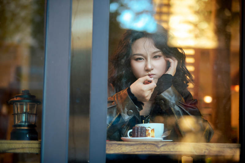 坐在咖啡店里享受咖啡下午茶的美女图片