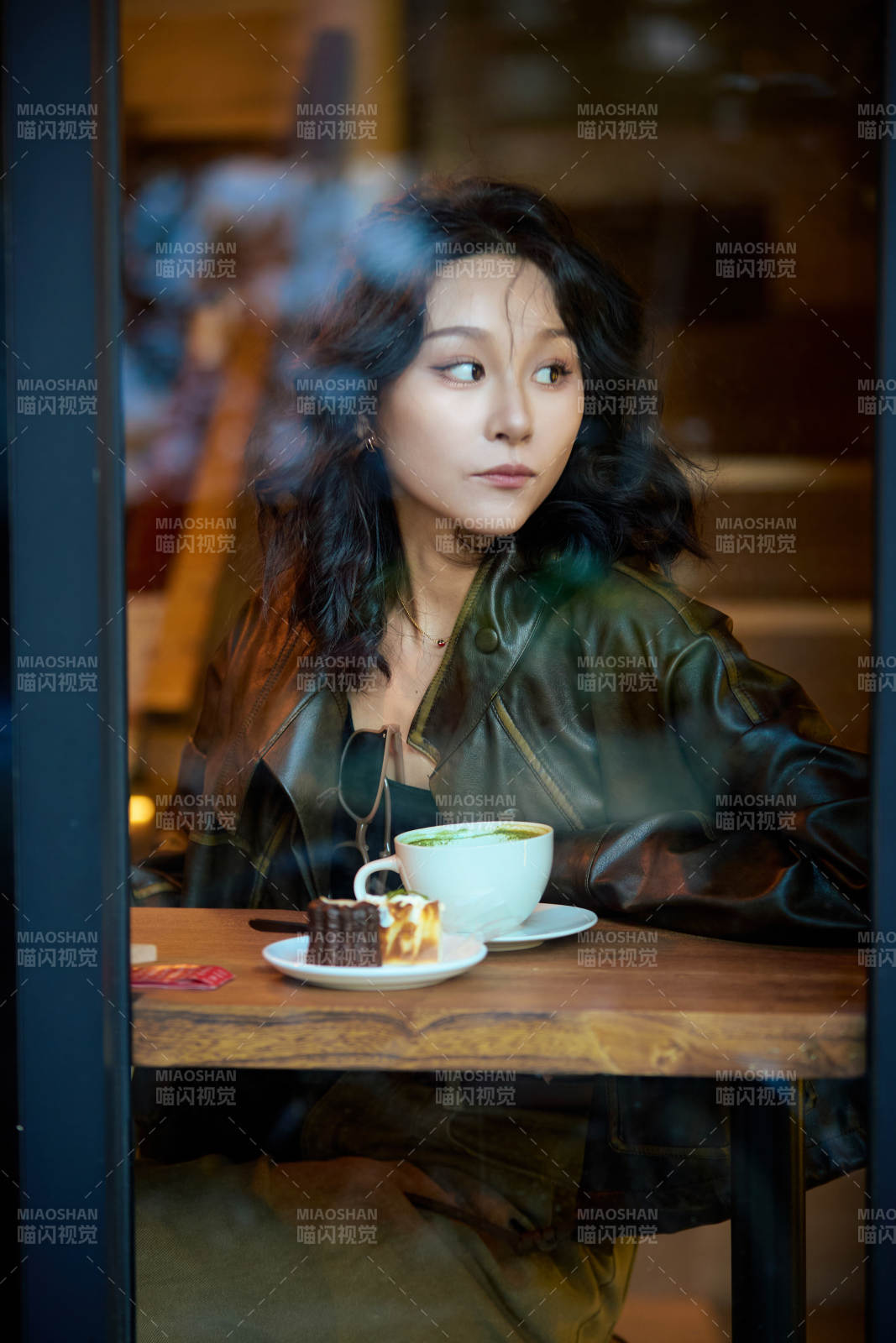 坐在咖啡店里享受咖啡下午茶的美女图片