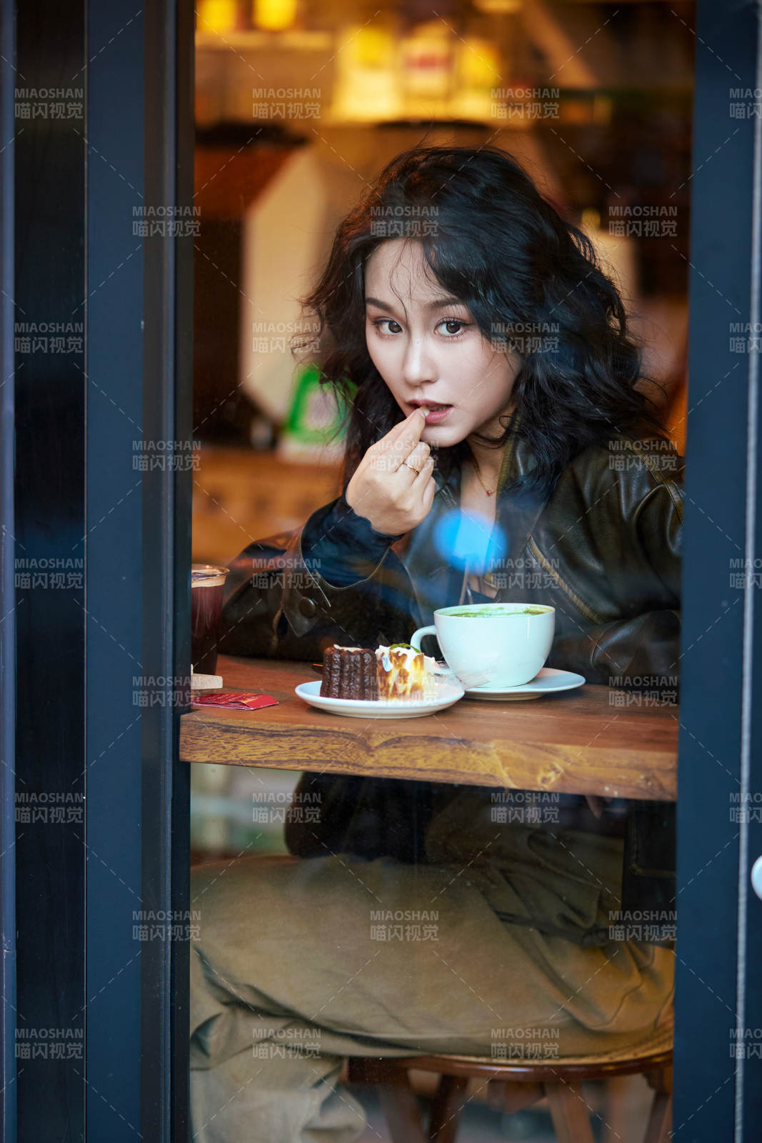 坐在咖啡店里享受咖啡下午茶的美女图片