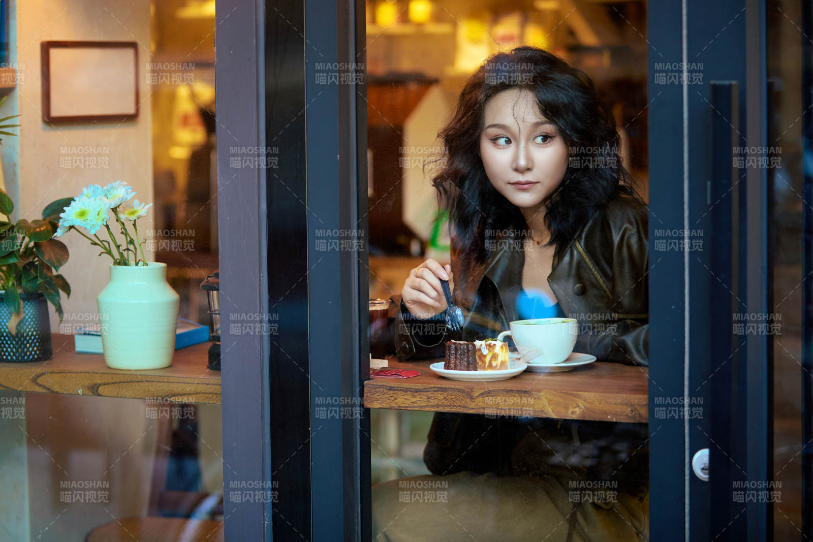 坐在咖啡店里享受咖啡下午茶的美女图片