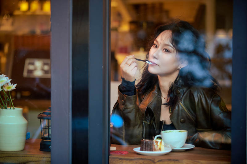 坐在咖啡店里享受咖啡下午茶的美女图片