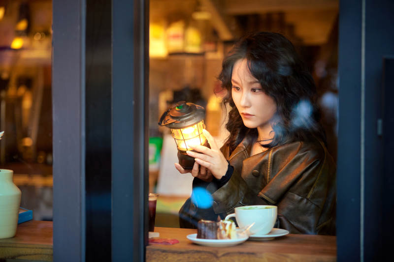 坐在咖啡店里享受咖啡下午茶的美女图片