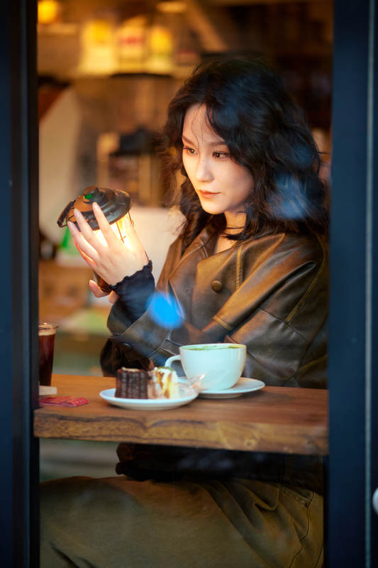 坐在咖啡店里享受咖啡下午茶的美女图片