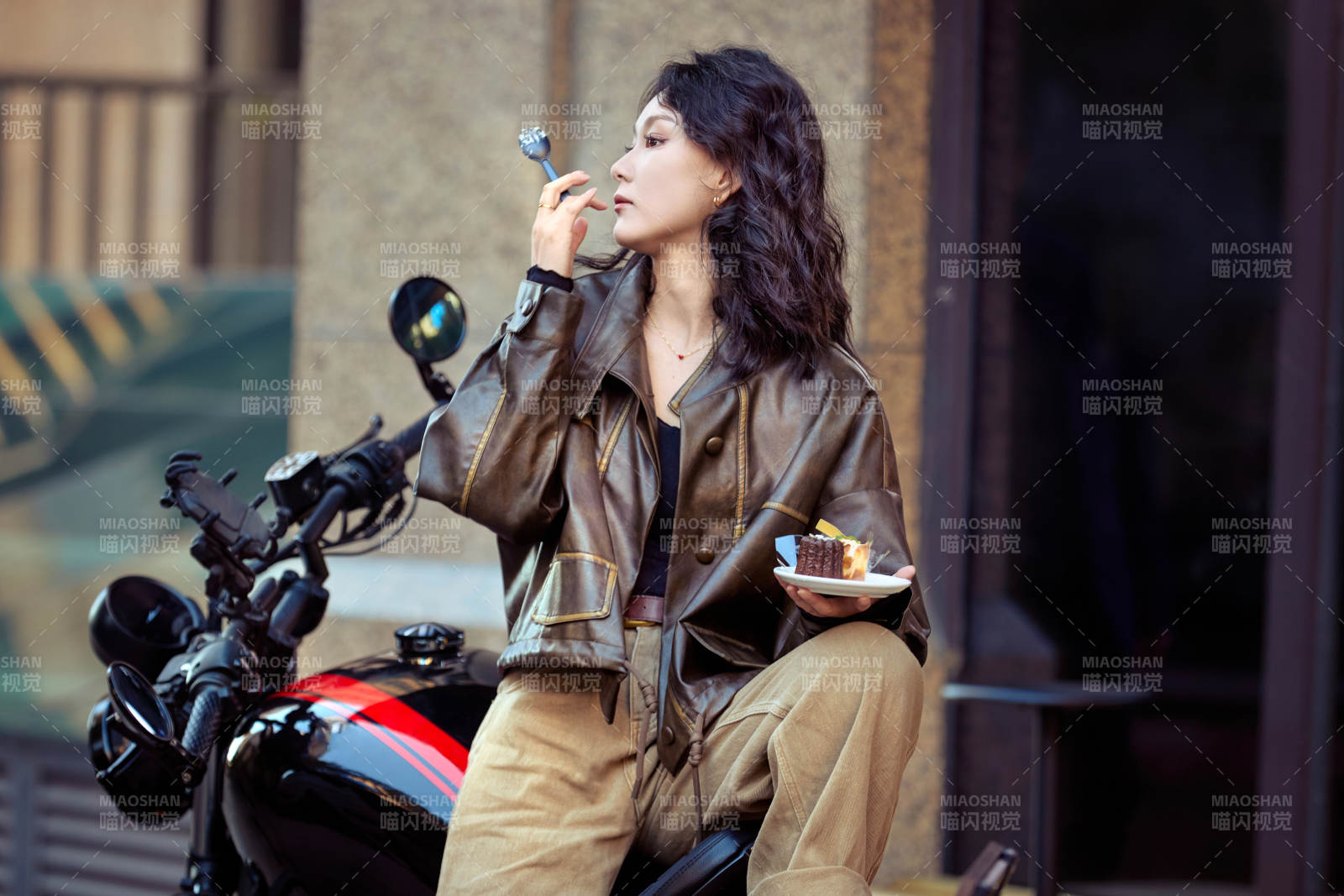 户外在复古机车上品尝甜点的亚洲美女图片