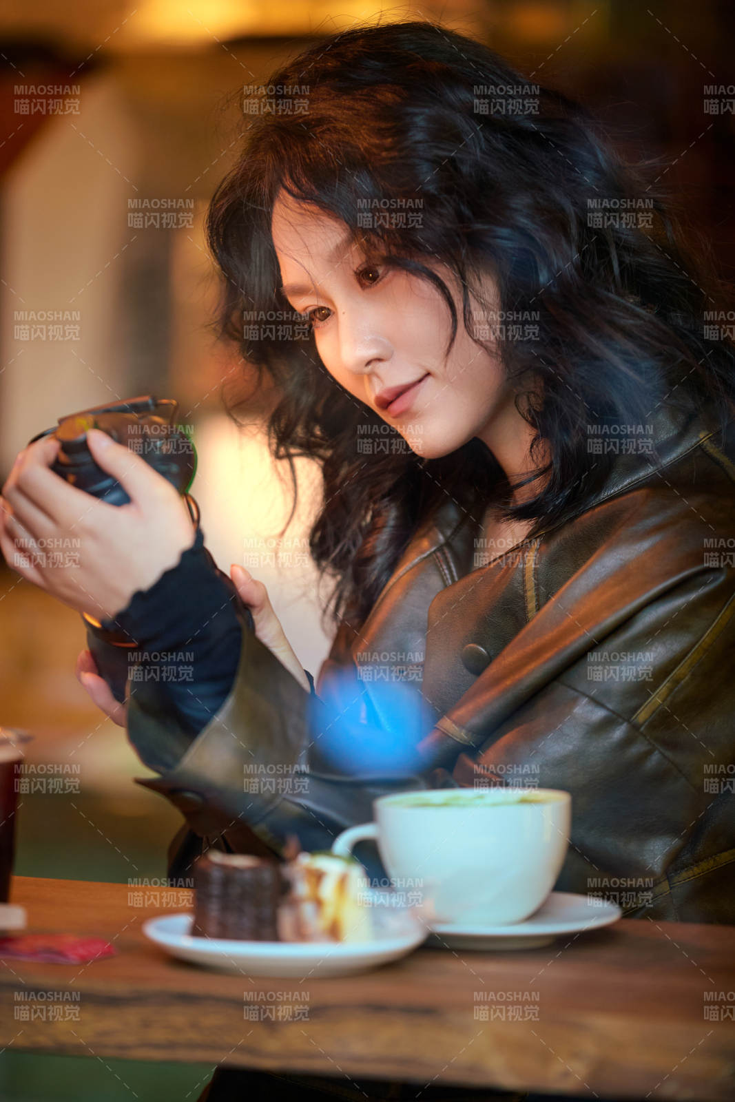 坐在咖啡店里享受咖啡下午茶的美女图片