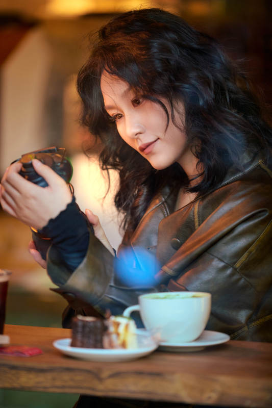 坐在咖啡店里享受咖啡下午茶的美女图片