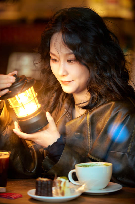 坐在咖啡店里享受咖啡下午茶的美女图片