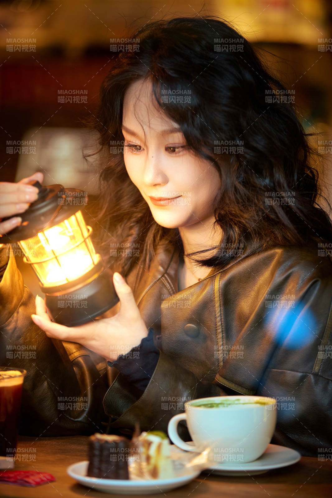 坐在咖啡店里享受咖啡下午茶的美女图片