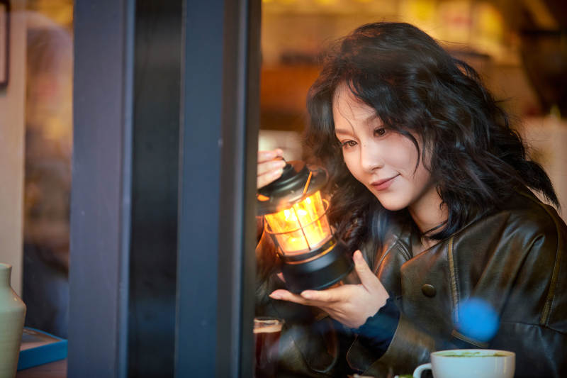 坐在咖啡店里享受咖啡下午茶的美女图片