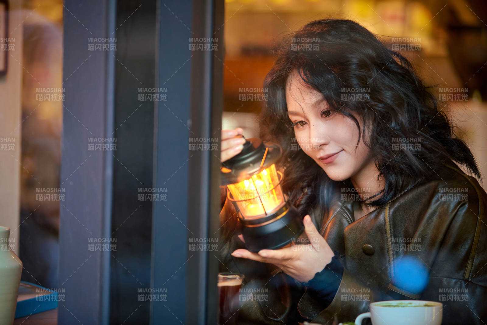 坐在咖啡店里享受咖啡下午茶的美女图片