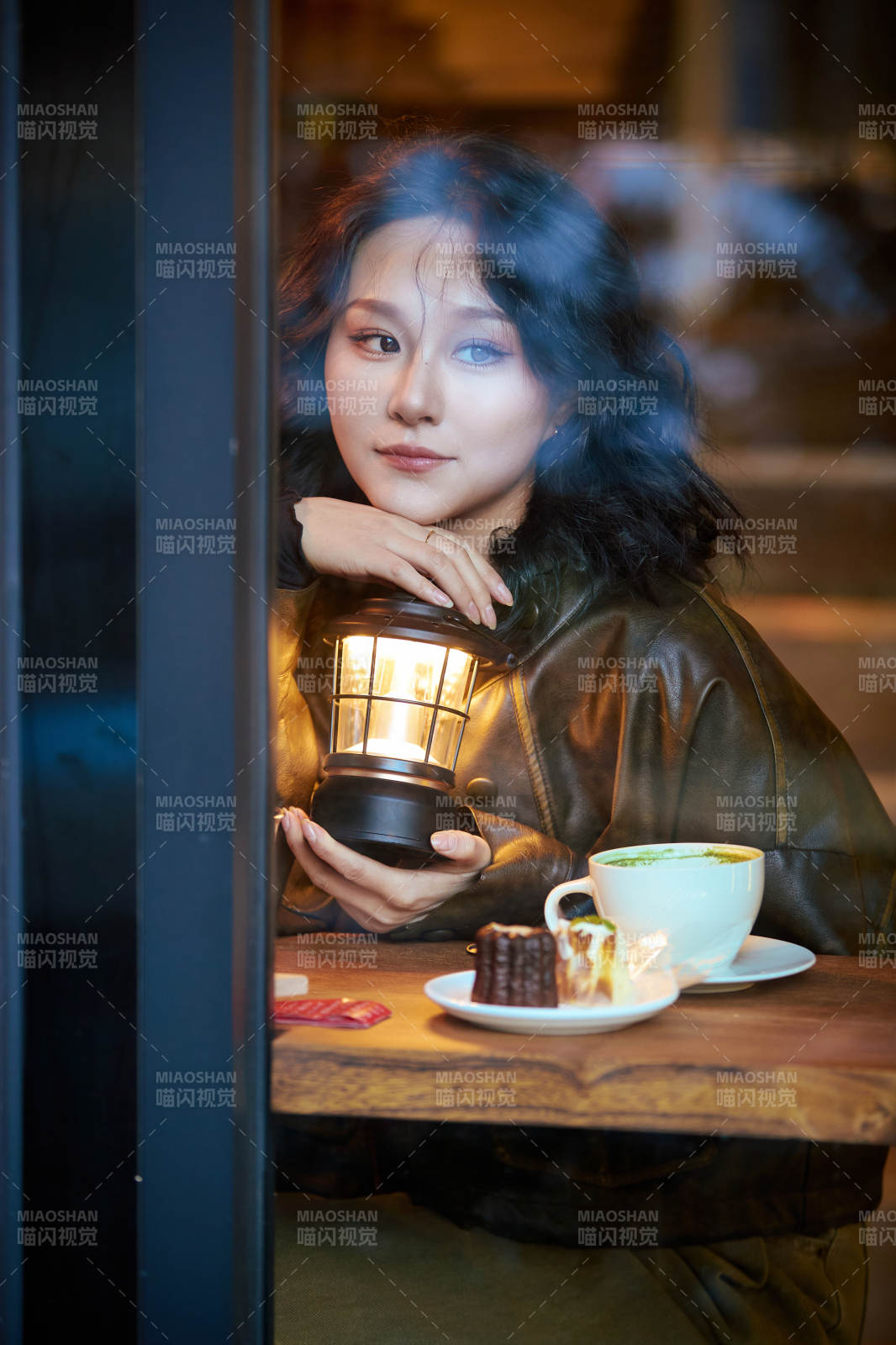 坐在咖啡店里享受咖啡下午茶的美女图片