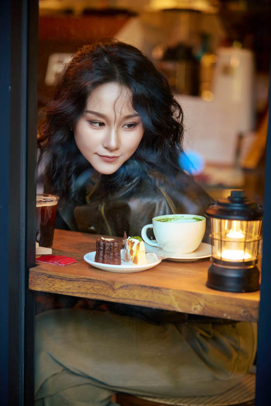 坐在咖啡店里享受咖啡下午茶的美女图片