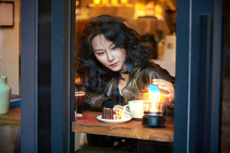 坐在咖啡店里享受咖啡下午茶的美女图片