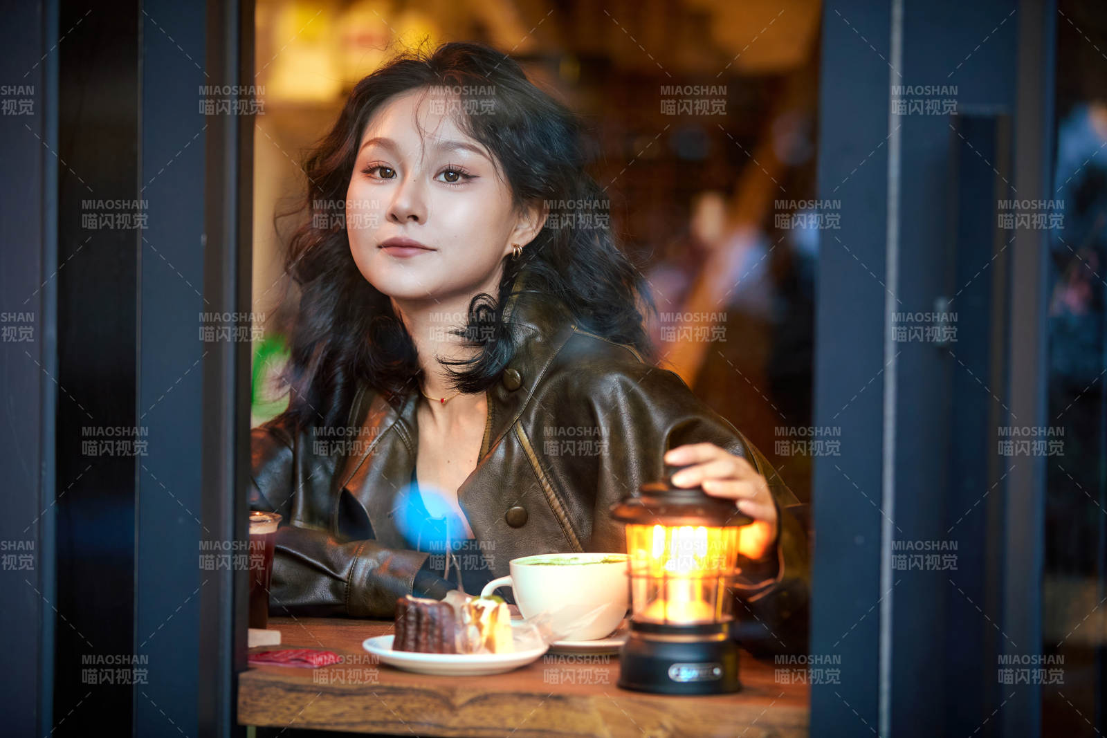 坐在咖啡店里享受咖啡下午茶的美女图片