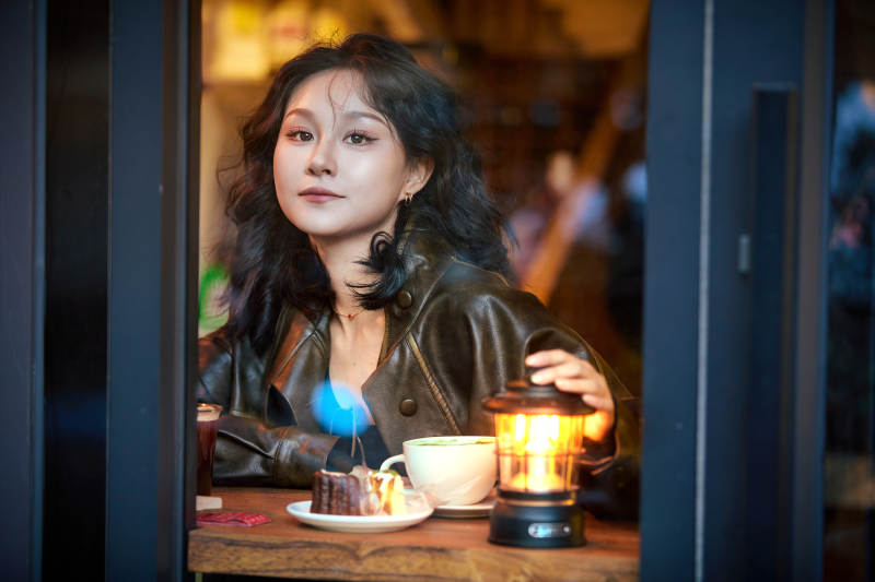 坐在咖啡店里享受咖啡下午茶的美女图片