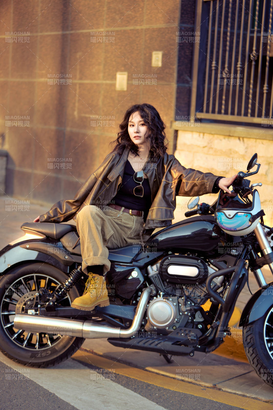 夕阳午后骑复古摩托进行拍照的东方美女图片