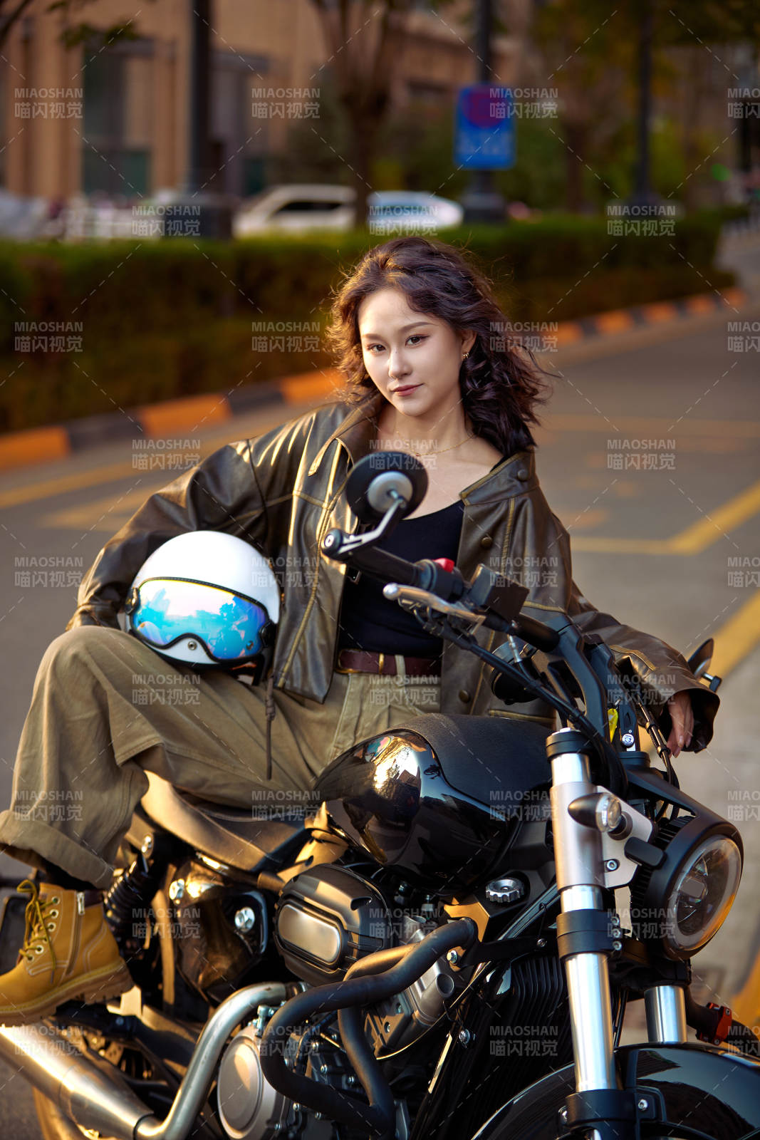 夕阳午后骑复古摩托进行拍照的东方美女图片