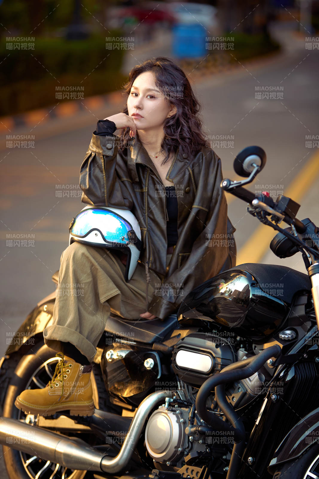 夕阳午后骑复古摩托进行拍照的东方美女图片