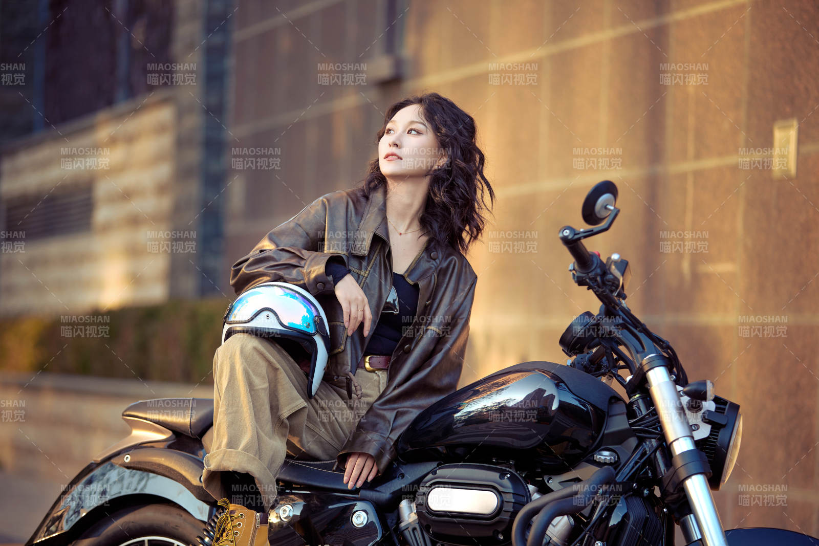 夕阳午后骑复古摩托进行拍照的东方美女图片