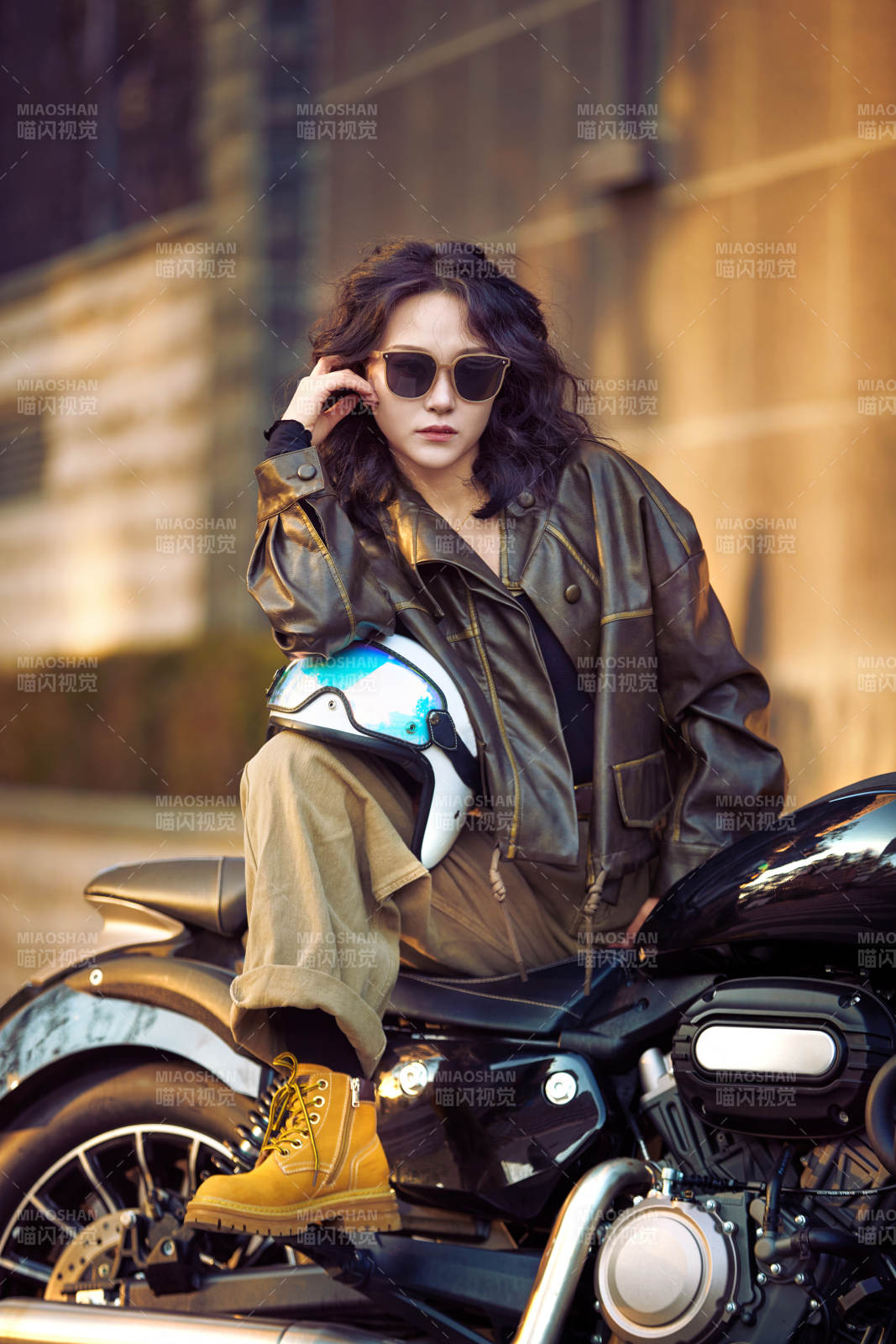 夕阳午后骑复古摩托进行拍照的东方美女图片