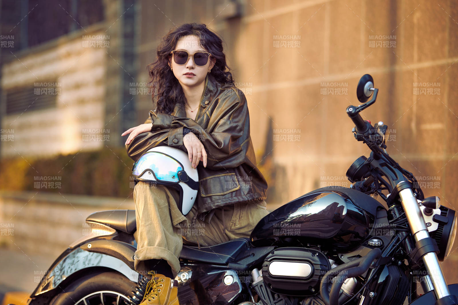 夕阳午后骑复古摩托进行拍照的东方美女图片