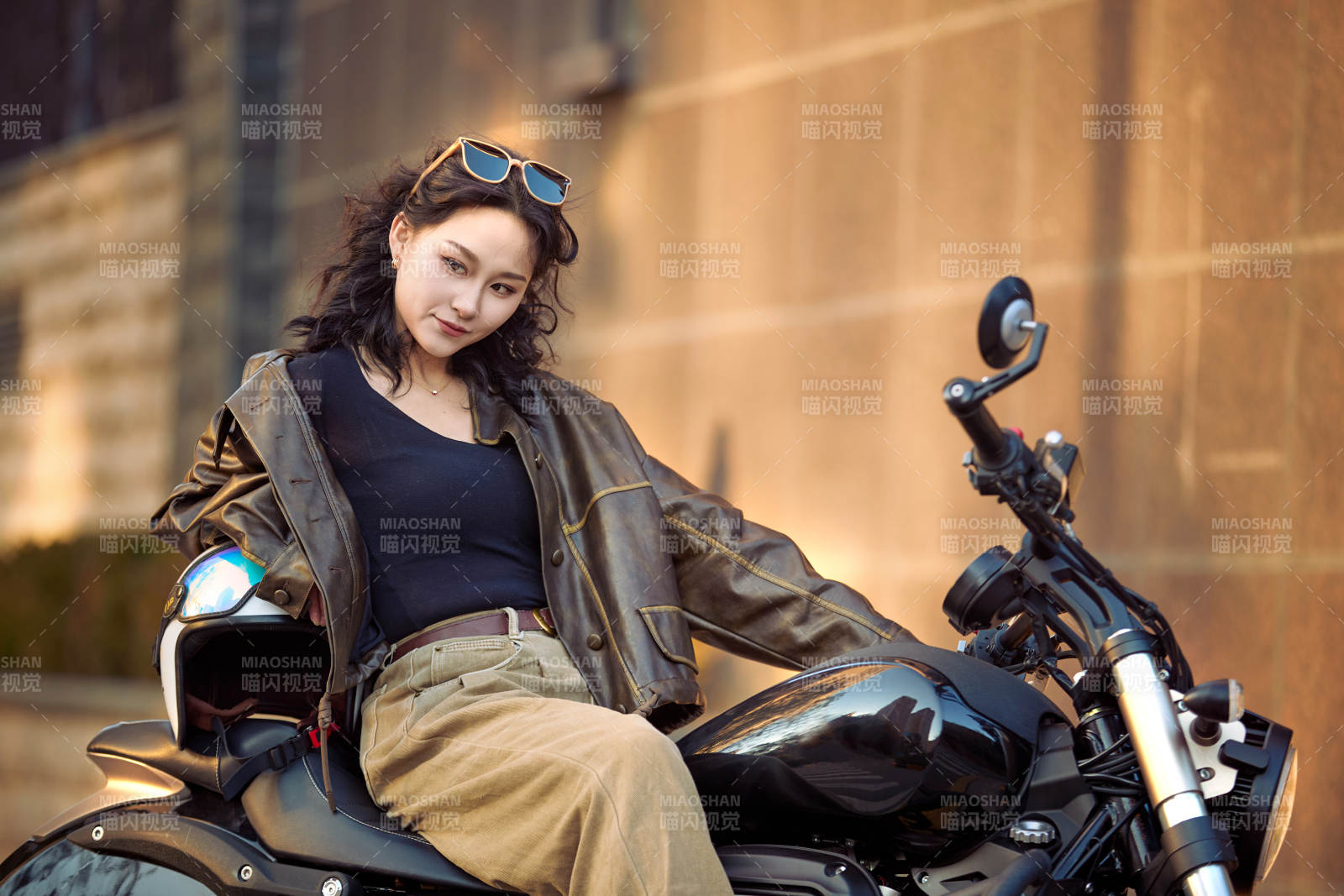 夕阳午后骑复古摩托进行拍照的东方美女图片