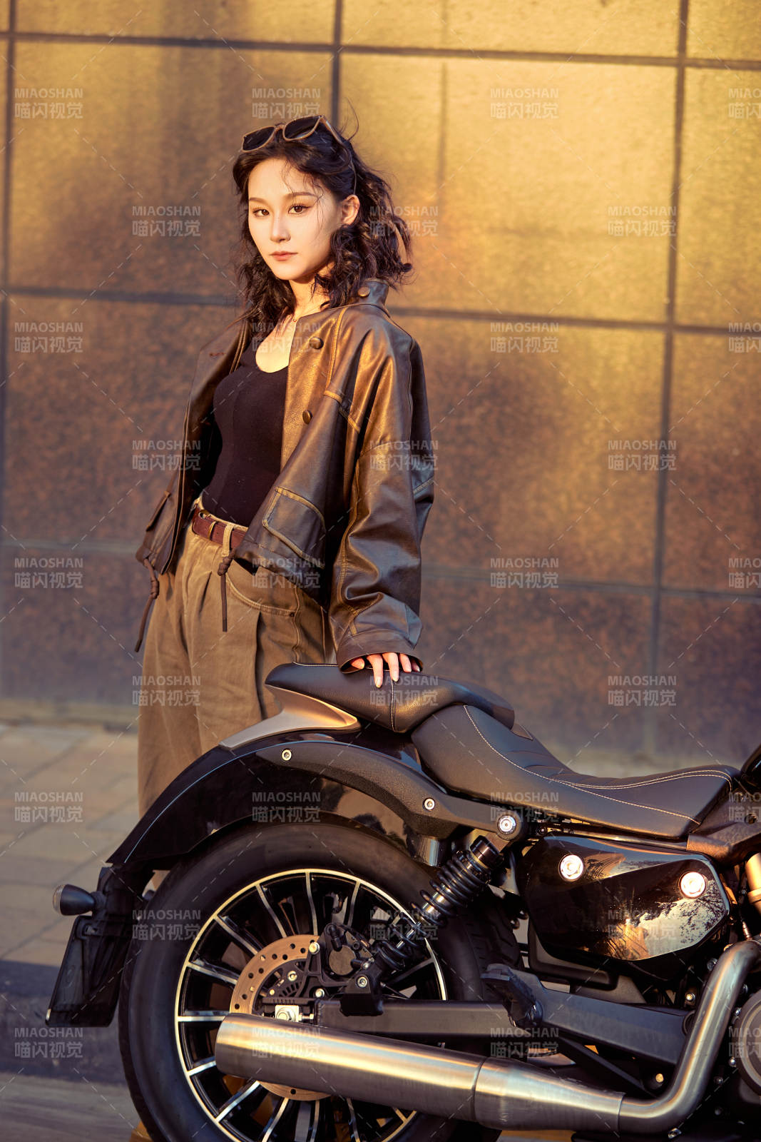 夕阳午后骑复古摩托进行拍照的东方美女图片