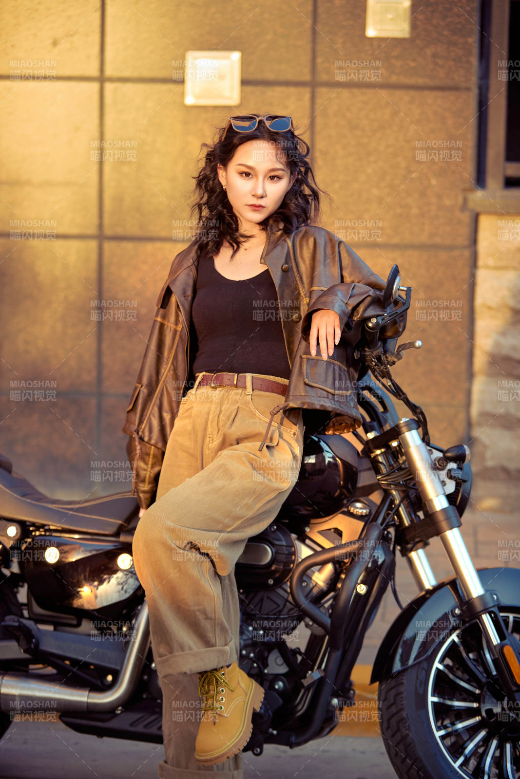 夕阳午后骑复古摩托进行拍照的东方美女图片